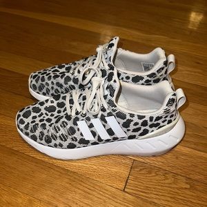 6.5 WOMENS ADIDDAS POLKA DOTTED SNEAKER
